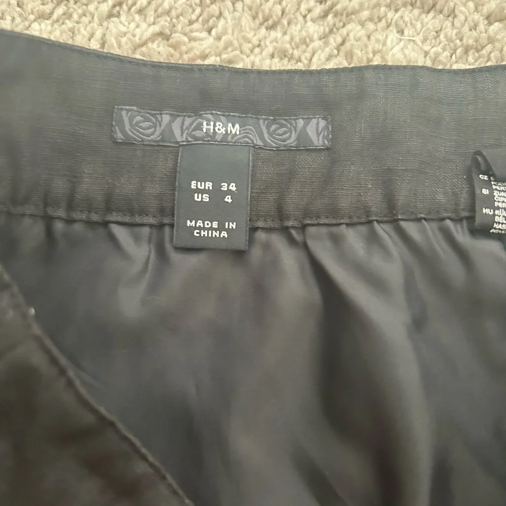 H&M Women’s flowing flare black skirt in size 4. Lined